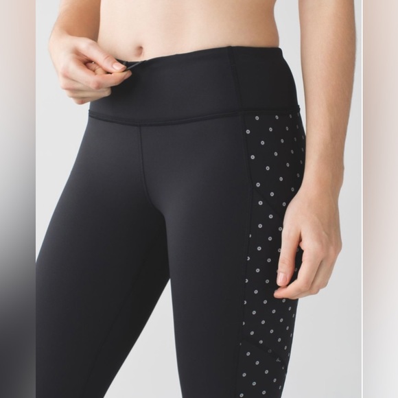 Lululemon Rare Speed Tight IV (Brushed) Reflective Silver Sequin EUC Size - 6 - Picture 8 of 13